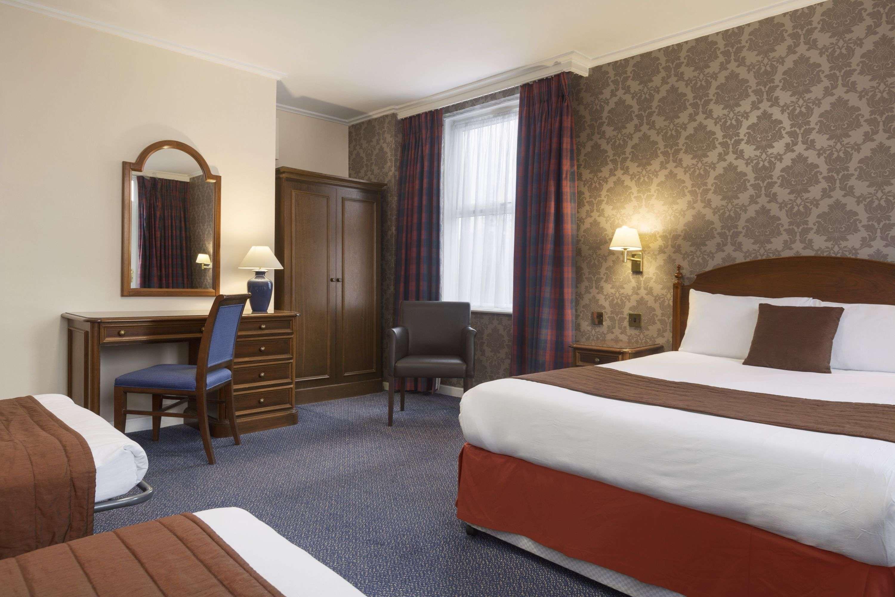 Ramada Crawley-Gatwick Hotel Buitenkant foto