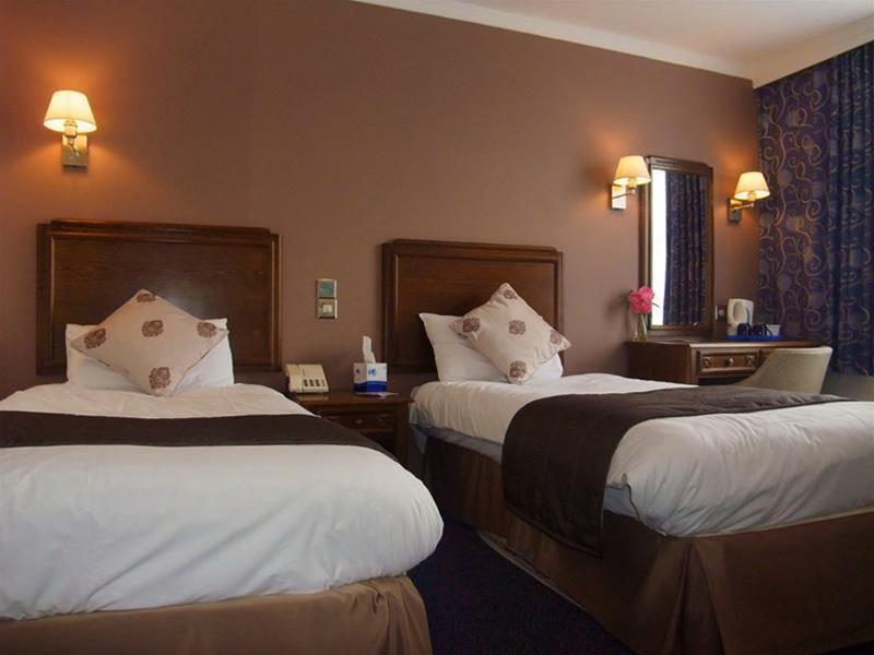 Ramada Crawley-Gatwick Hotel Buitenkant foto