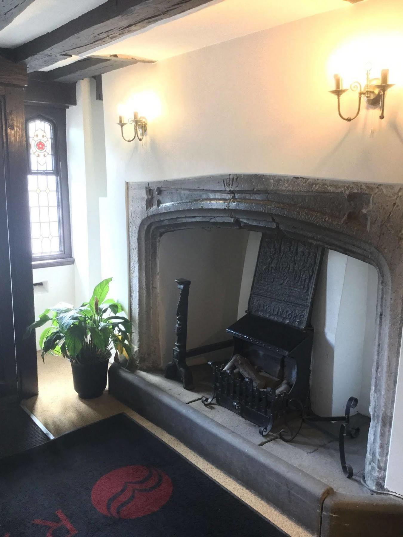 Ramada Crawley-Gatwick Hotel Buitenkant foto